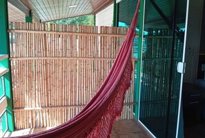 Xalet de luxe, 1 dormitori, vistes al llac, al costat de la piscina | Minibar, escriptori i espai de treball apte per a portàtils
