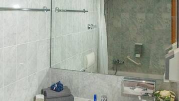 Komfortbadewanne, kostenlose Toilettenartikel, Haartrockner, Handtücher