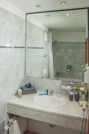 Een diep bad, gratis toiletartikelen, een haardroger, handdoeken