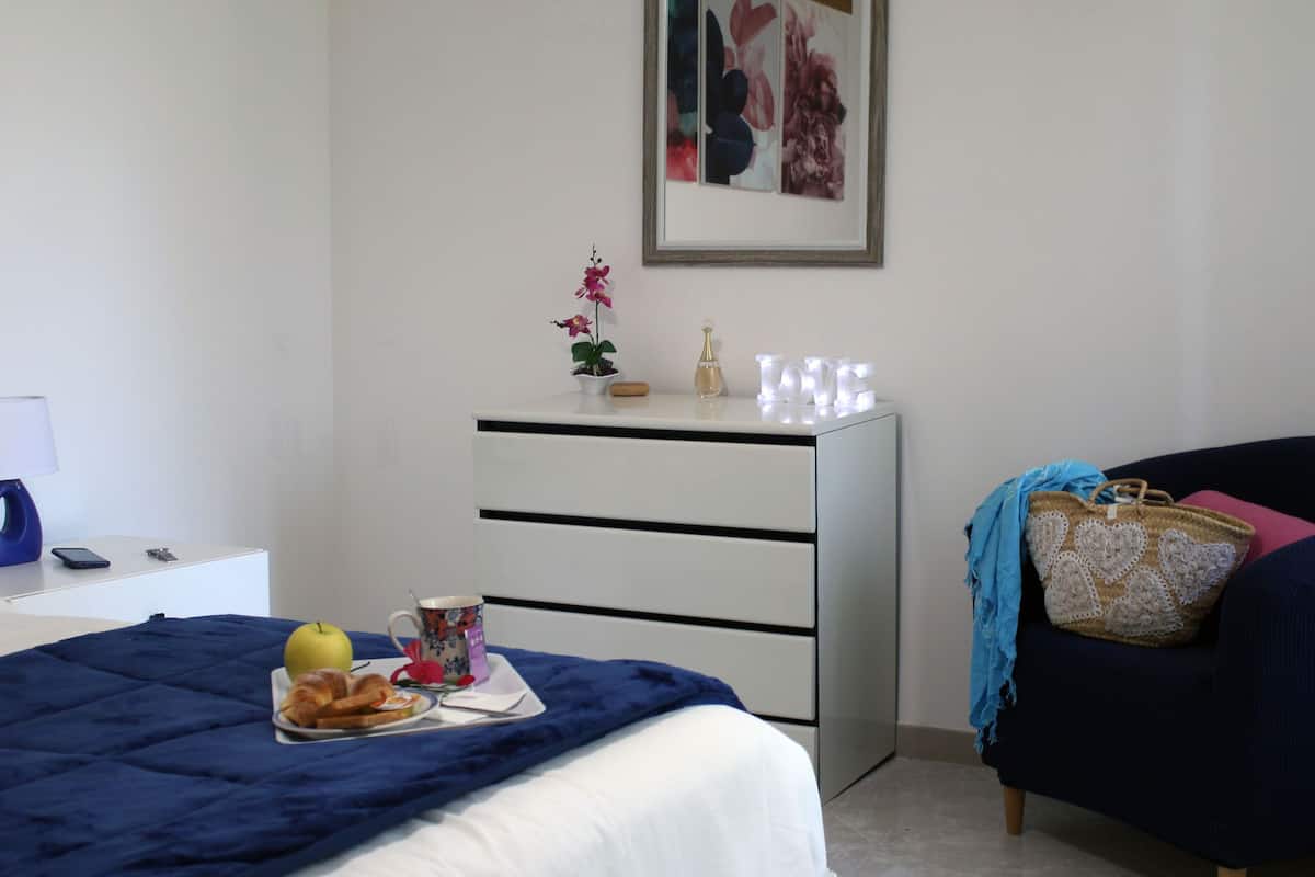 Klassieke kamer, 1 queensize bed | Een bureau, verduisterende gordijnen, gratis wifi, beddengoed