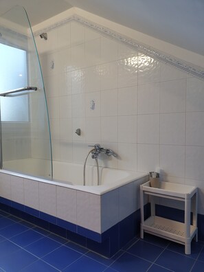 Classic Room, 1 Queen Bed | Bathroom | Hair dryer, bidet, towels, soap - Casa Athena (Sorrento)