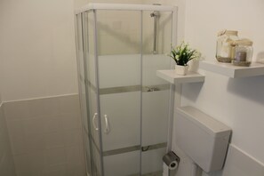 Shower, bidet, towels