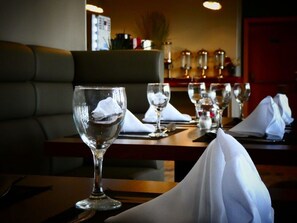 S'hi serveixen esmorzars, dinars i plats de cuina local i internacional 