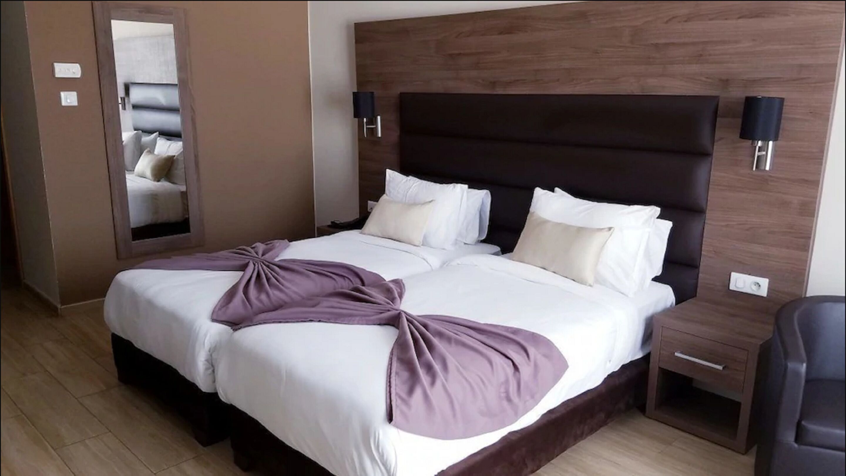 Habitación con 1 cama doble o 2 individuales | Escritorio, cortinas opacas, wifi gratis y ropa de cama