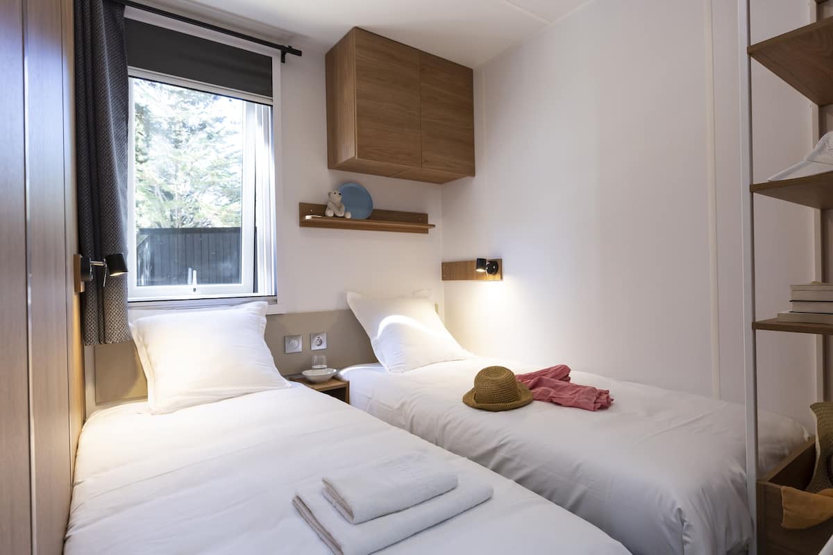 2 Schlafzimmer, individuell dekoriert, individuell eingerichtet