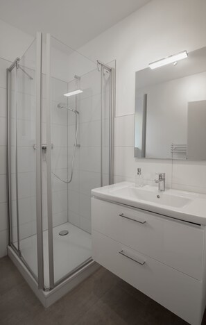 Rainfall showerhead, free toiletries, hair dryer, towels - BUTZ home (Scharbeutz)