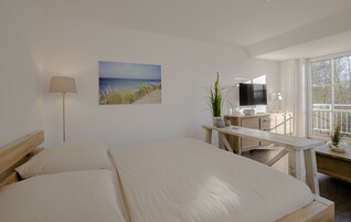 Cubrecamas, minibar, cortinas blackout y sistema de insonorización 