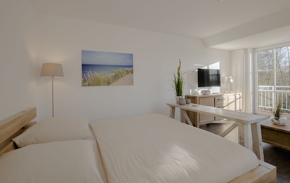 Apartamento, sacada | Edredons de pluma, frigobar, cortinas blackout, quartos à prova de som