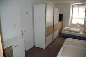 Minibar, skrivebord, strykejern/-brett og ekstrasenger (mot et tillegg)