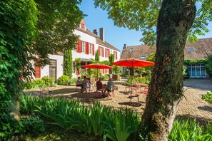 Outdoor dining - Bright loft with private courtyard terrace in a charming area of ​​1740 (Montagny-Lès-Beaune)