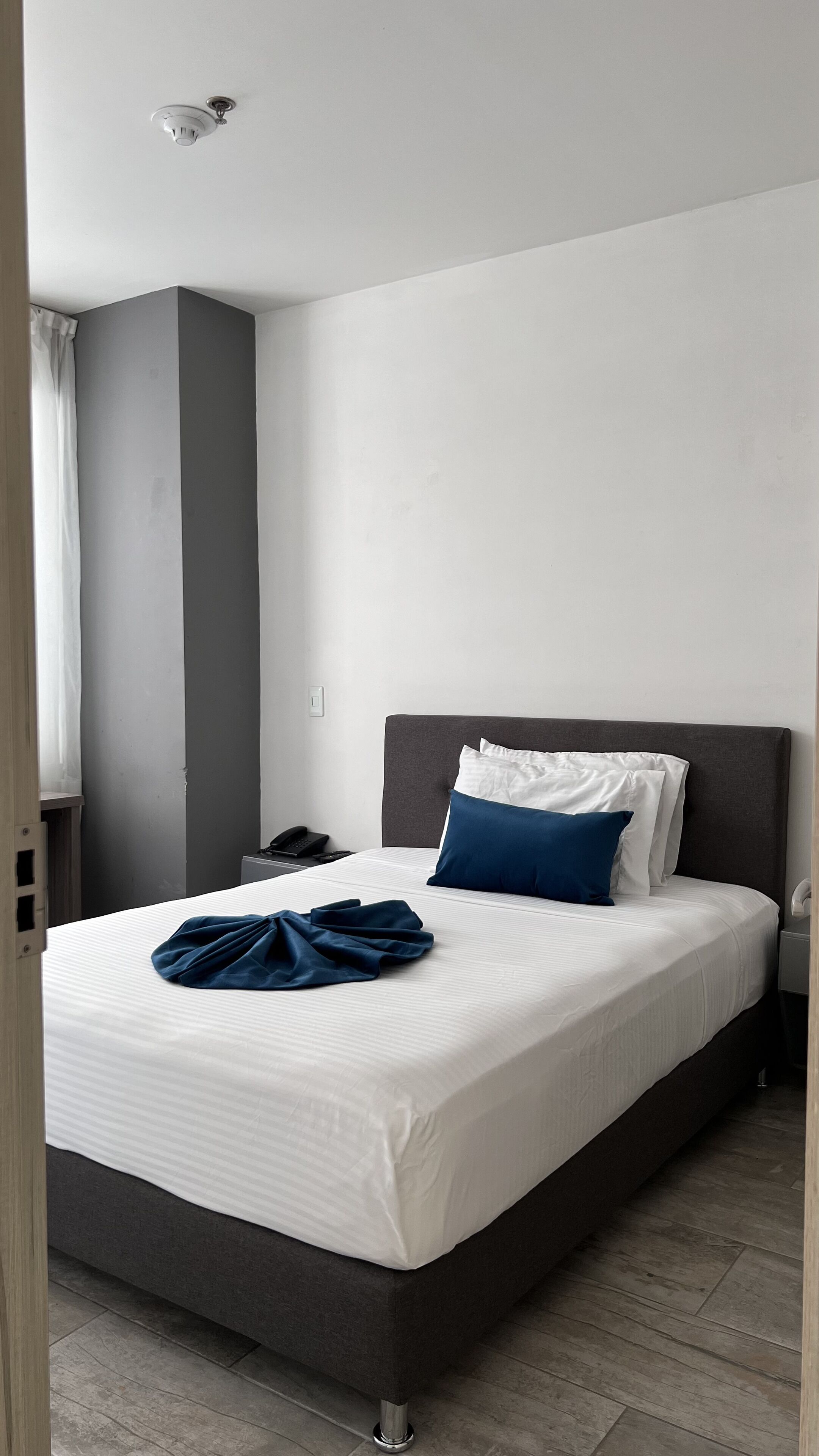 executive room, 1 double bed | in-room safe, desk, blackout curtains, iron/ironing board