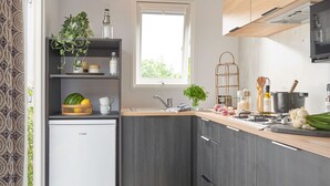 Fridge, microwave, stovetop, cookware/dishes/utensils - Domaine Résidentiel de Plein Air Monplaisir (Saint-Trojan-les-Bains)