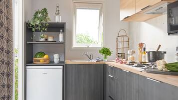 Kühlschrank, Mikrowelle, Herdplatte, Kochgeschirr/Geschirr/Besteck