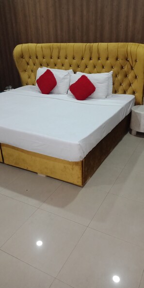 Deluxe Single Room, Multiple Beds | Free WiFi - hotel marriodd (Lahore)