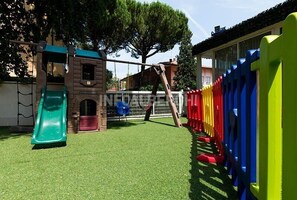 Area giochi per bambini (all'aperto)