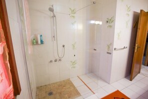 Nhà, 3 phòng ngủ | Phòng tắm | Buồng tắm vòi sen, chậu vệ sinh/vòi rửa 