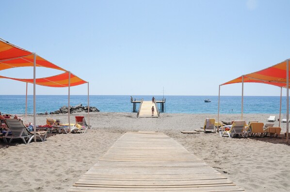 Private beach nearby, white sand, free beach shuttle, free beach cabanas
