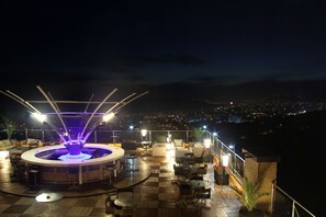 7 restaurants, spécialités Cuisine locale et internationale