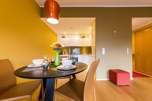 Deluxe-huoneisto | Ruokailu omassa huoneessa