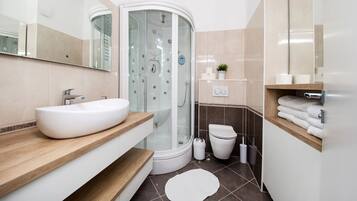 Penthouse | Badkamer | Een douche, gratis toiletartikelen, een haardroger, handdoeken