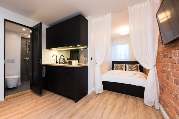 Studio Suite (4 person) | Private kitchen | Fridge, stovetop, dishwasher, cookware/dishes/utensils - Hilltop Apartments City Centre (Tallinn)