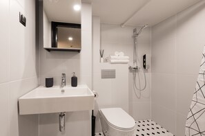 Ein modernes Badezimmer mit Waschbecken, Toilette und Dusche.