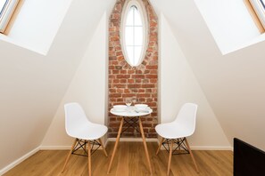 Studio | Ruokailu omassa huoneessa