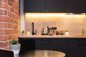 Studio | Yksityinen keittiö | Jääkaappi, liesi, astianpesukone, keittoastiat/astiat/ruokailuvälineet