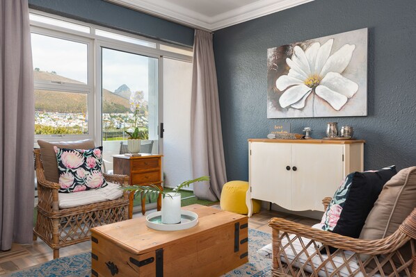 Comfort-Studio, Bergblick | Wohnbereich | 45-Zoll-Flachbildfernseher mit Satellitenempfang, Fernseher