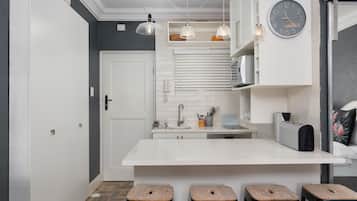 Studio tiện nghi đơn giản, quang cảnh núi | Bếp riêng | Tủ lạnh, lò vi sóng, lò nướng, bếp nấu