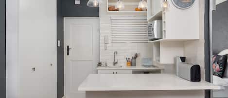 Comfort Studio, Mountain View | Private kitchen | Fridge, microwave, oven, stovetop