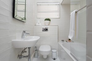 Comfort-Studio, Bergblick | Badezimmer | Duschwanne, Komfortbadewanne, kostenlose Toilettenartikel, Haartrockner