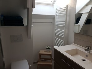 Hair dryer, towels