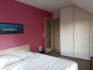 4 bedrooms, iron/ironing board, internet, bed sheets