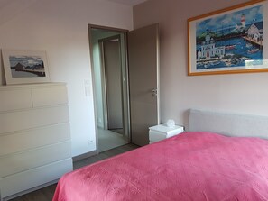 4 habitaciones, tabla de planchar con plancha, internet y ropa de cama