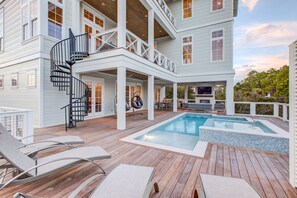 حمّام سباحة مُدفَّأ