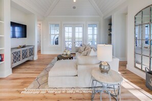 تلفزيون، مدفأة، كُتُب، مكتبة موسيقى