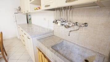 Apartment, 1 Schlafzimmer | Eigene Kochnische | Großer Kühlschrank, Ofen, Herdplatte, Kochgeschirr/Geschirr/Besteck