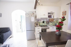 Apartment, 2 Bedrooms | Private kitchenette | Full-sized fridge, microwave, oven, stovetop - Appartamento La Casa di Koby (Portoferraio)