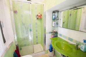 Appartement, 2 chambres | Salle de bain | Douche