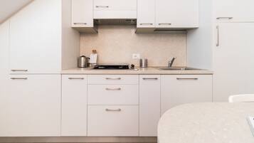 Appartement (1 Bedroom) | Privékeuken | Een koelkast met diepvriezer, een microgolfoven, een oven, een kookplaat