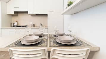 Appartement (1 Bedroom) | Privékeuken | Een koelkast met diepvriezer, een microgolfoven, een oven, een kookplaat