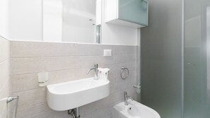 Apartment (1 Bedroom) | Bathroom | Shower, free toiletries, hair dryer, bidet