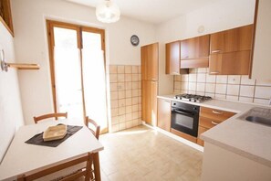 Appartement, 2 slaapkamers | Privékeuken | Een koelkast met diepvriezer, een oven, een kookplaat