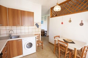 Apartment, 2 Bedrooms | Private kitchen