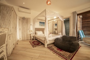 Quarto luxo, 1 cama King, sacada, vista para o oceano | Roupas de cama premium, cofres nos quartos, Wi-Fi de cortesia