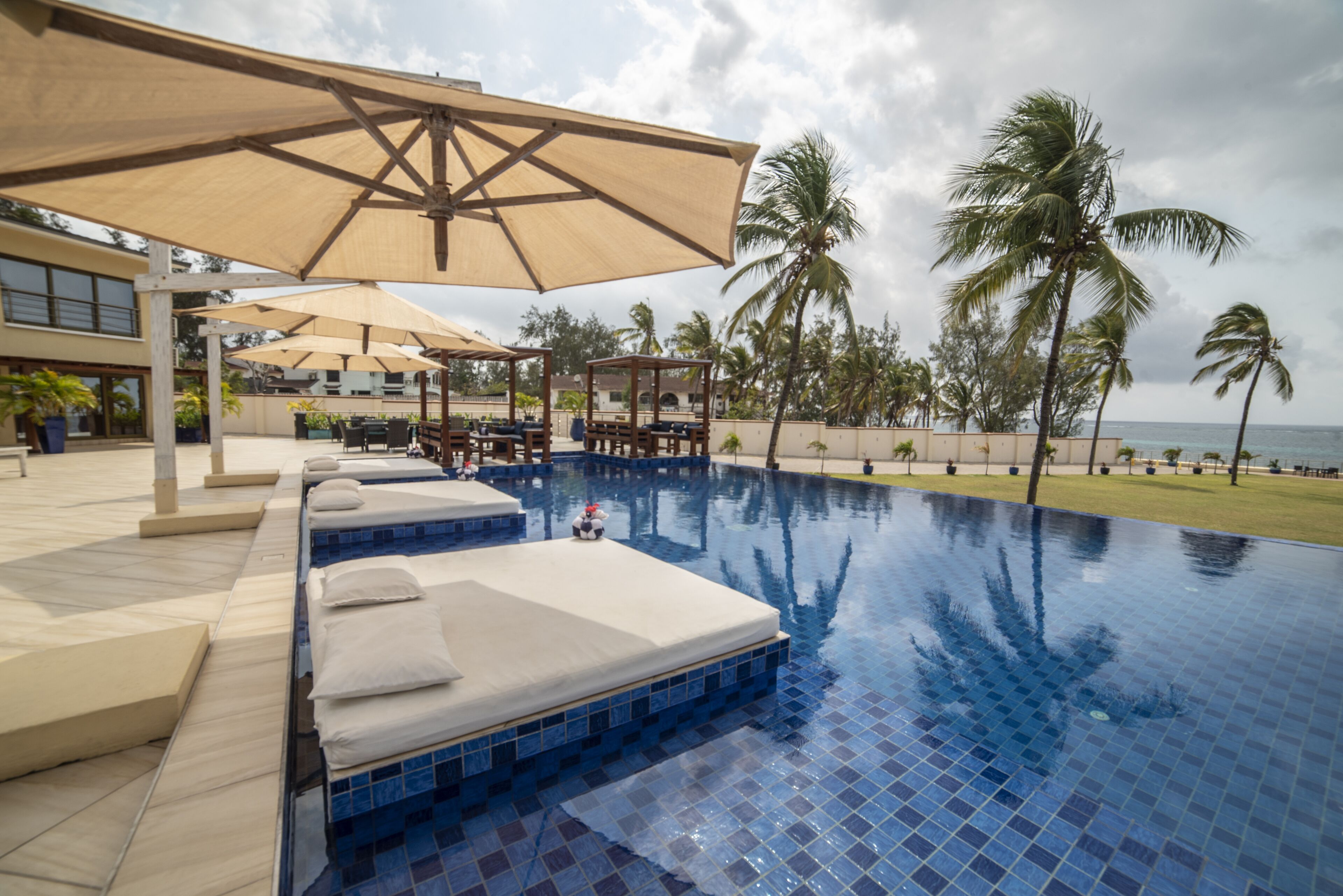 Een buitenzwembad, gratis zwembadcabana's, parasols voor strand/zwembad