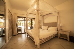 Ropa de cama de alta calidad y caja de seguridad en la habitación