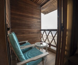 Deluxe Room, 1 King Bed, Balcony, Ocean View | Terrace/patio