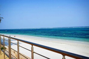 On the beach, white sand, sun loungers - Jumeirah Beach Front Apartments (Mombasa)